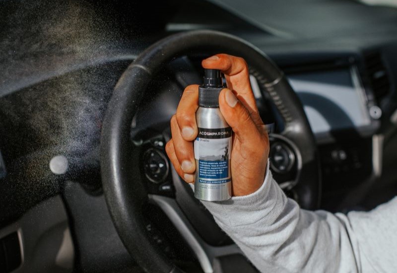 Pode borrifar perfume no carro?